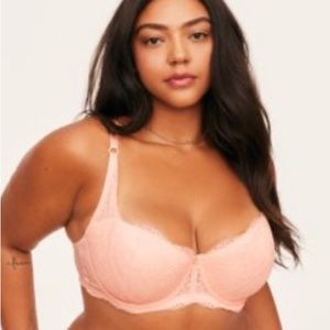 NEVER WORN! Peach lace bra with adjustable strapped and mesh back.